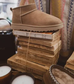 Outlet Bottines Classic Ultra Mini Daim Sand Femme Boots & Bottines