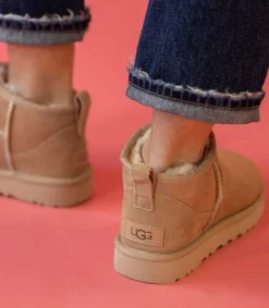 Outlet Bottines Classic Ultra Mini Daim Sand Femme Boots & Bottines